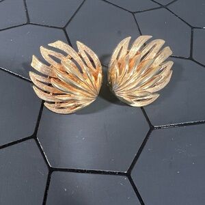 Vintage LISNER Gold Tone Screw Back Leaf Earings